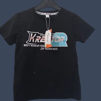 T-shirt garçon noir neuf avec étiquette, style moderne et tendance.